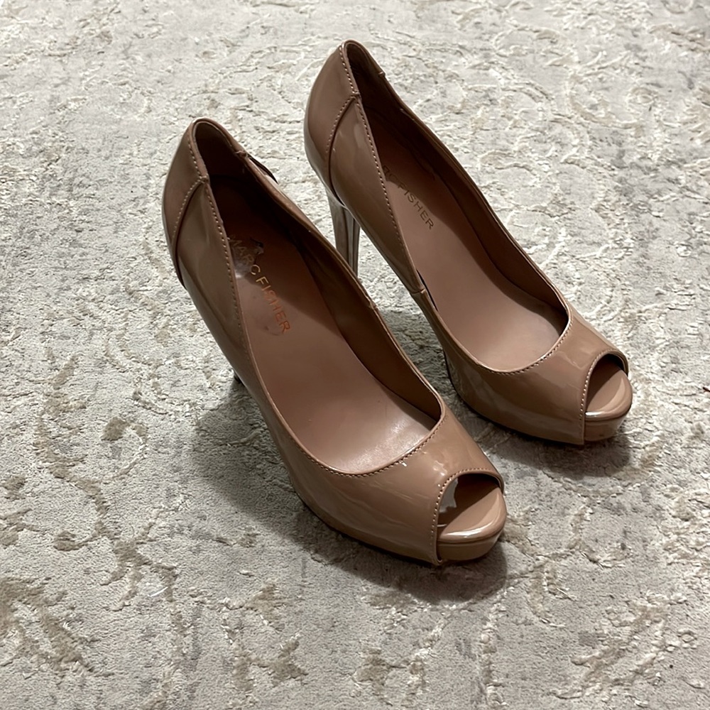 Nude platform pumps